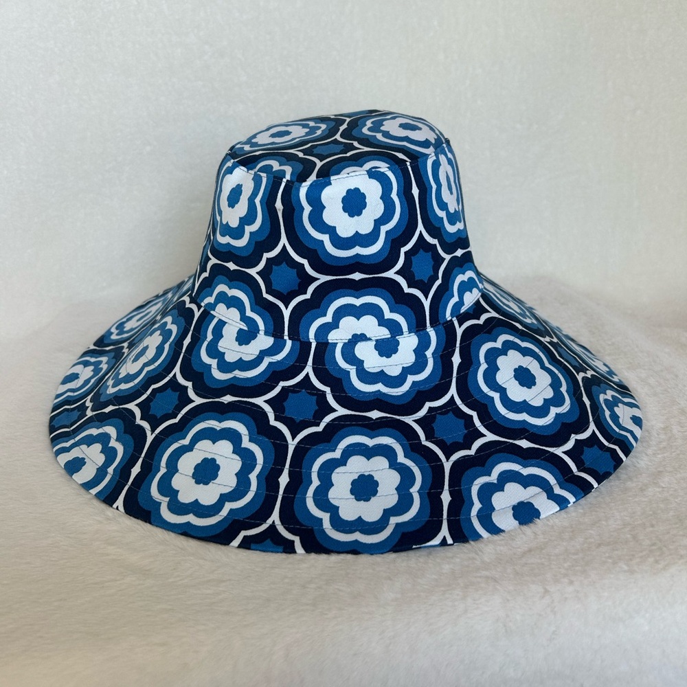 TRINA TURK Shade Hat OS Blue White Mosaic Pattern Vacation NWOT
